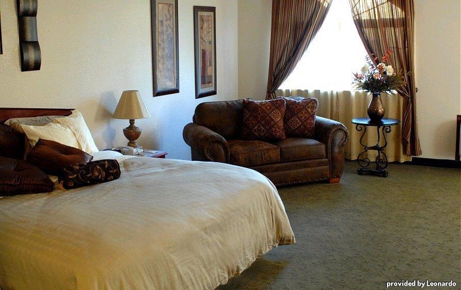 Surestay Plus By Best Western Edmond Room photo