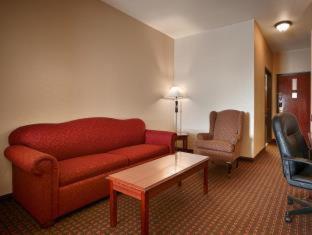 Surestay Plus By Best Western Edmond Room photo
